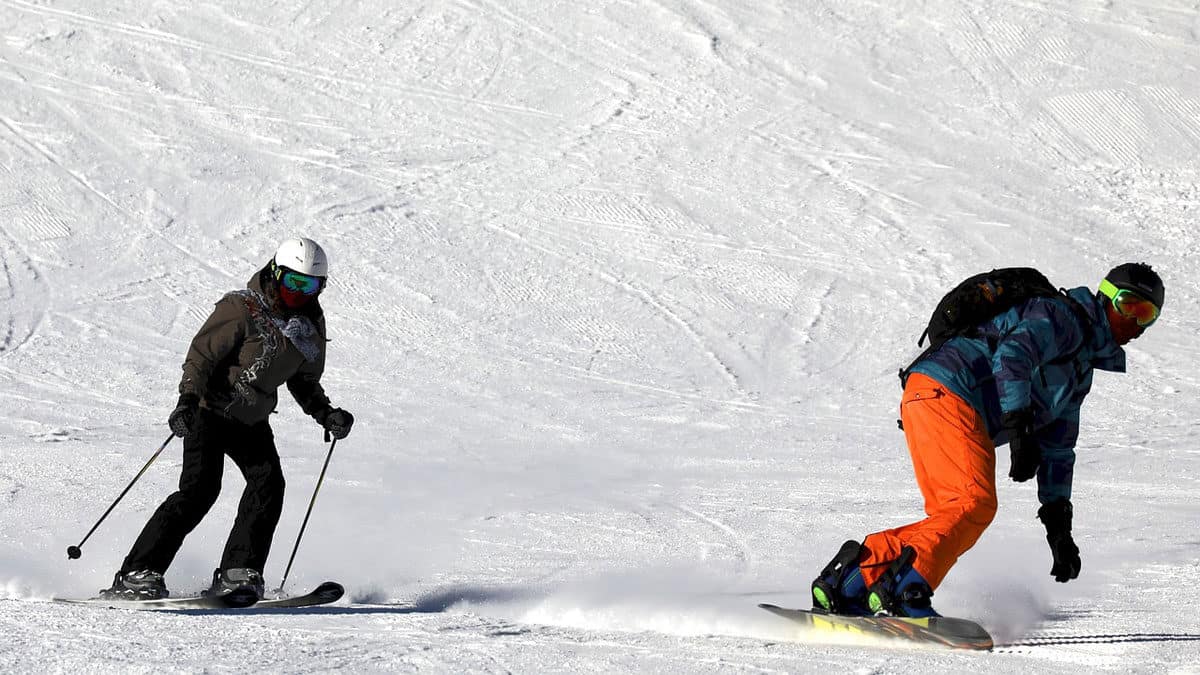 Skiing Vs Snowboarding: The Ultimate Comparison Guide | SnowSunSee