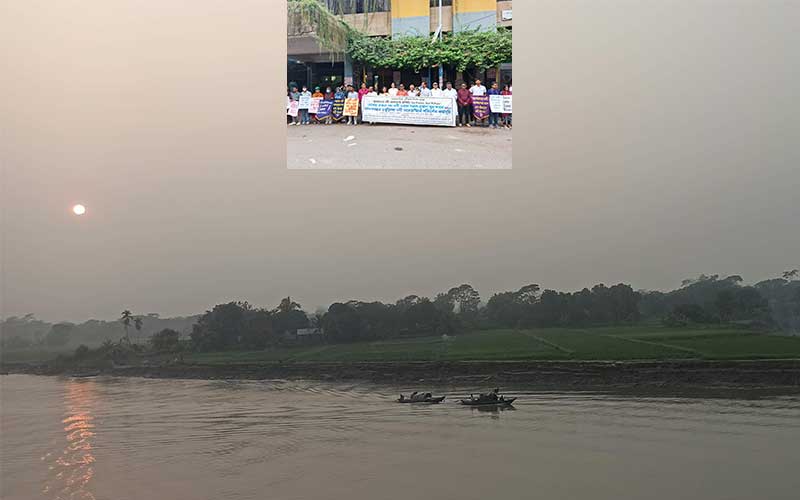 twenty one environmental organizations form a human chain to protect rivers in bangladesh