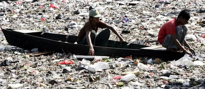 Mountains of plastic waste are not recycled on our planet. Photo: Jurnasyanto Sukarno/epa/dpa/picture alliance