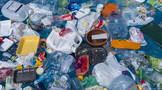 In 2023, global plastic production reached 413.8 million metric tons, more than double the amount produced in the last 20 years. Photo: Paulo de Oliveira/IMAGO/Ardia Not all plastics are the same.