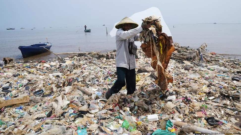 At the UN Plastics Treaty talks in Geneva, countries are discussing how to solve the global plastic crisis. Photo: Wayne Humphreys/PA Wire/Ampix/Picture Alliance.