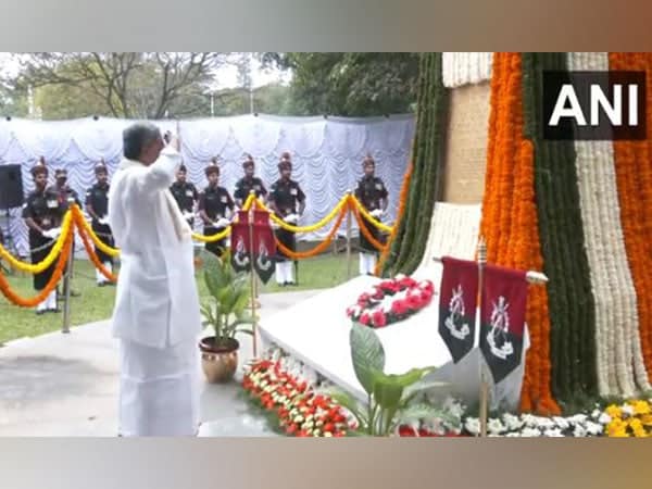 Mallikarjun Kharge, Karnataka CM Siddaramaiah Pay Tribute To Soldiers ...