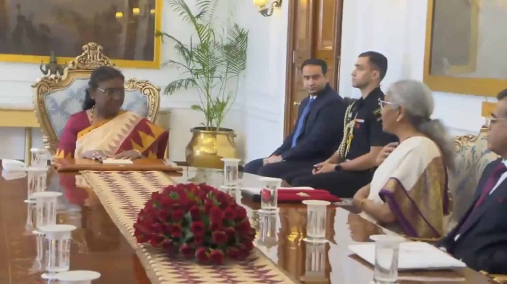 Finance Minister Nirmala Sitharaman Meets President Droupadi Murmu ...