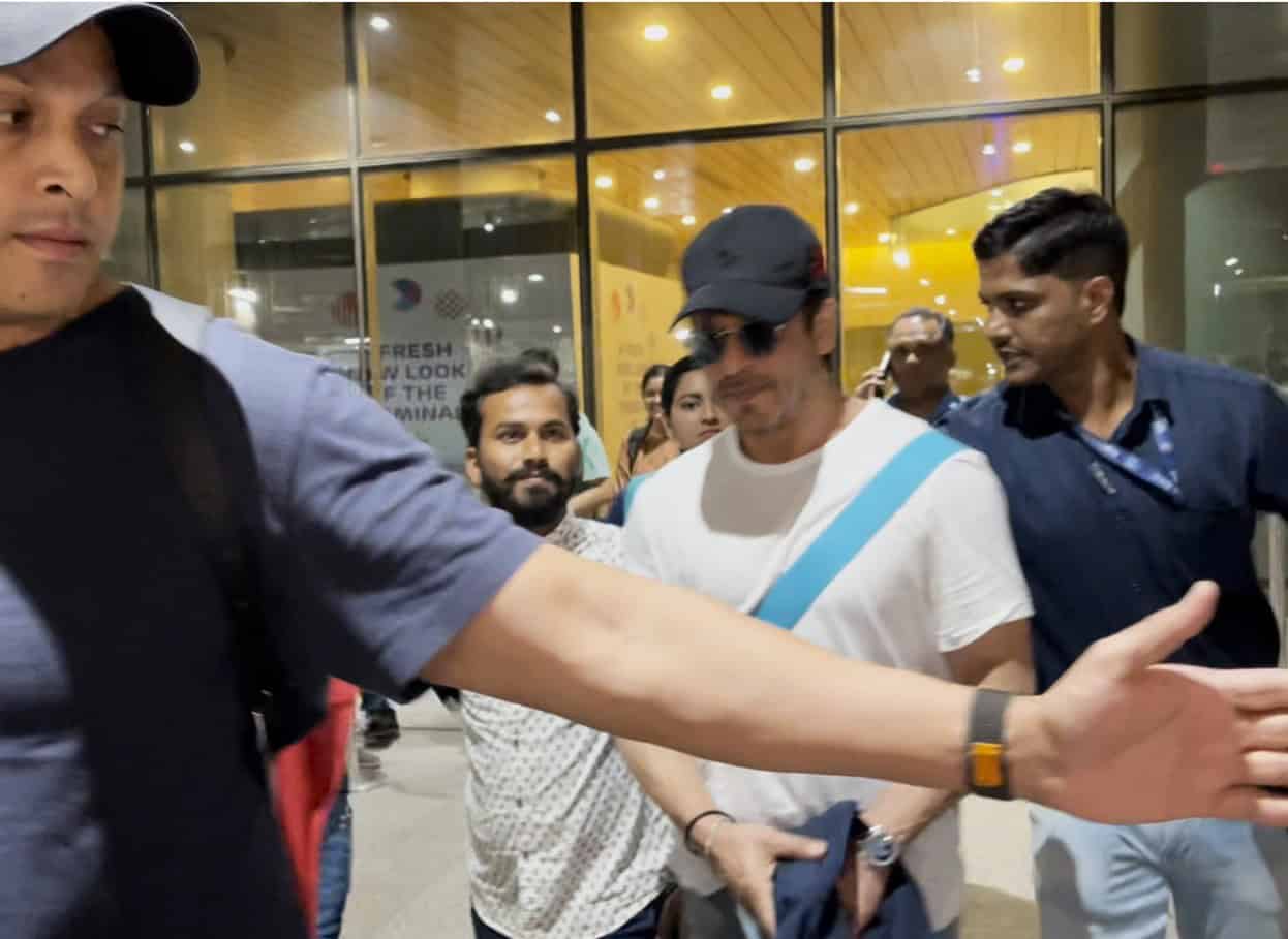 SRK makes stylish return to Mumbai after bagging Best Actor at IIFA