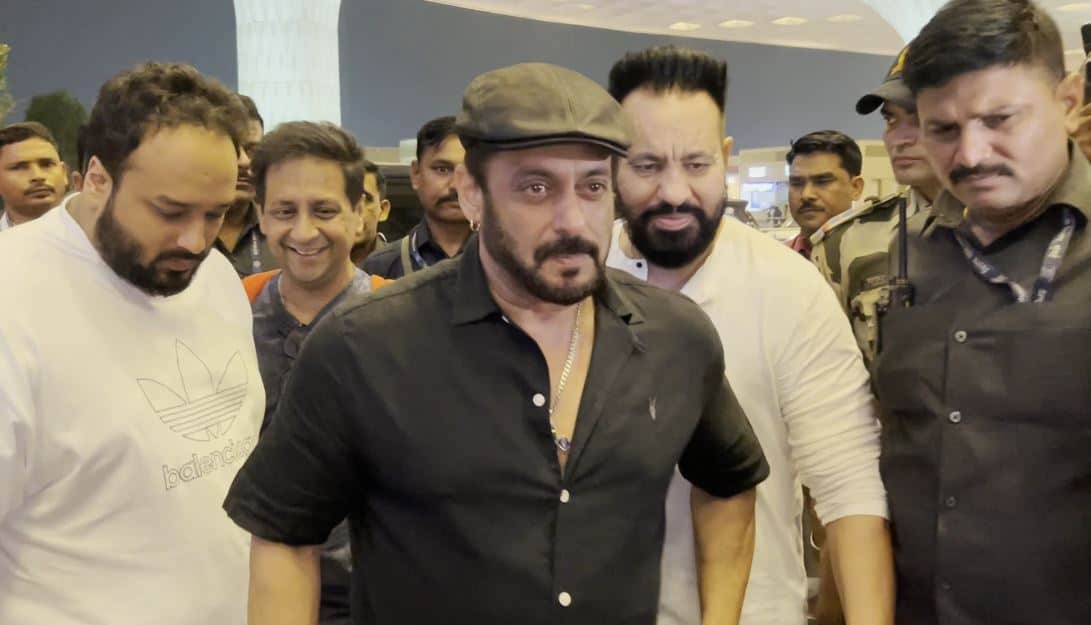 salman khan arrives at mumbai airport amid tight security 2 – The News Mill