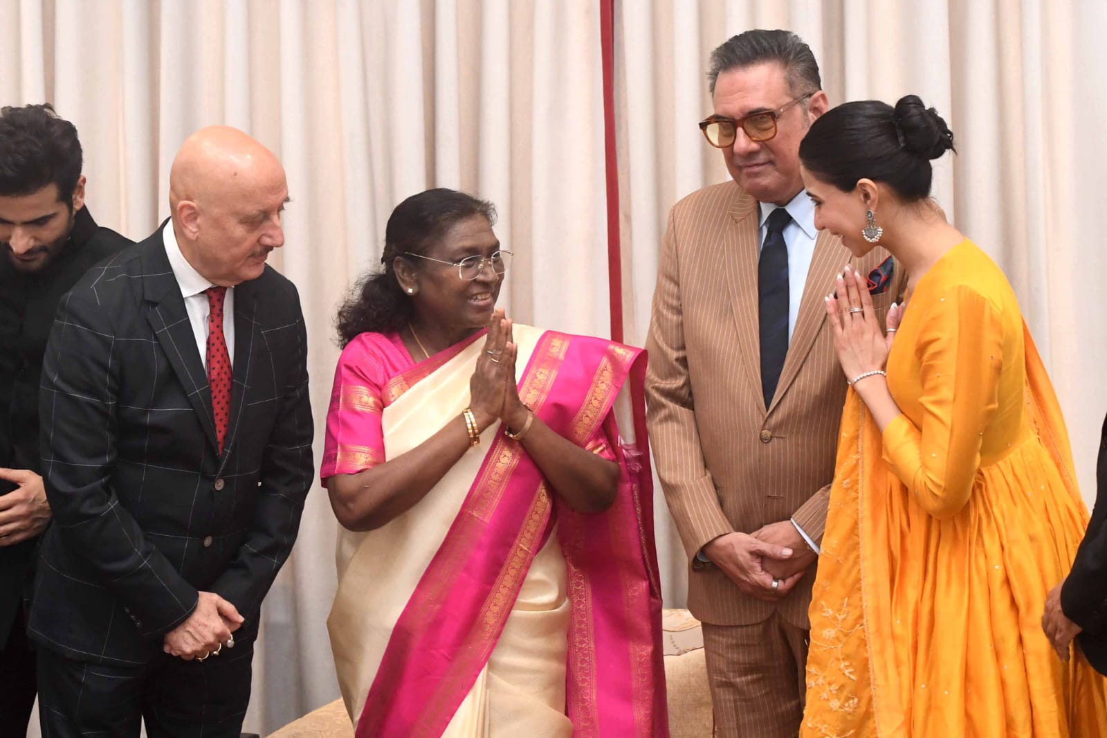 President Murmu meets Anupam Kher, cast of 'Tanvi The Great' at film's  special screening