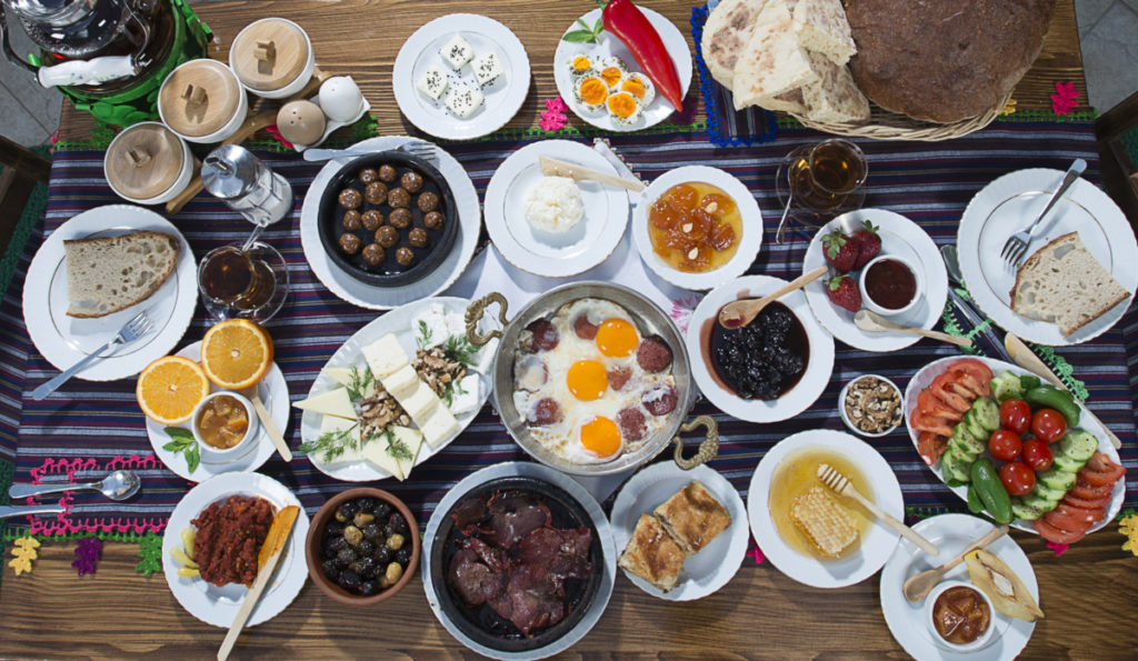 A picture of a table set with high protein breakfast foods with a caption asking what makes a healthy muscle building breakfast.