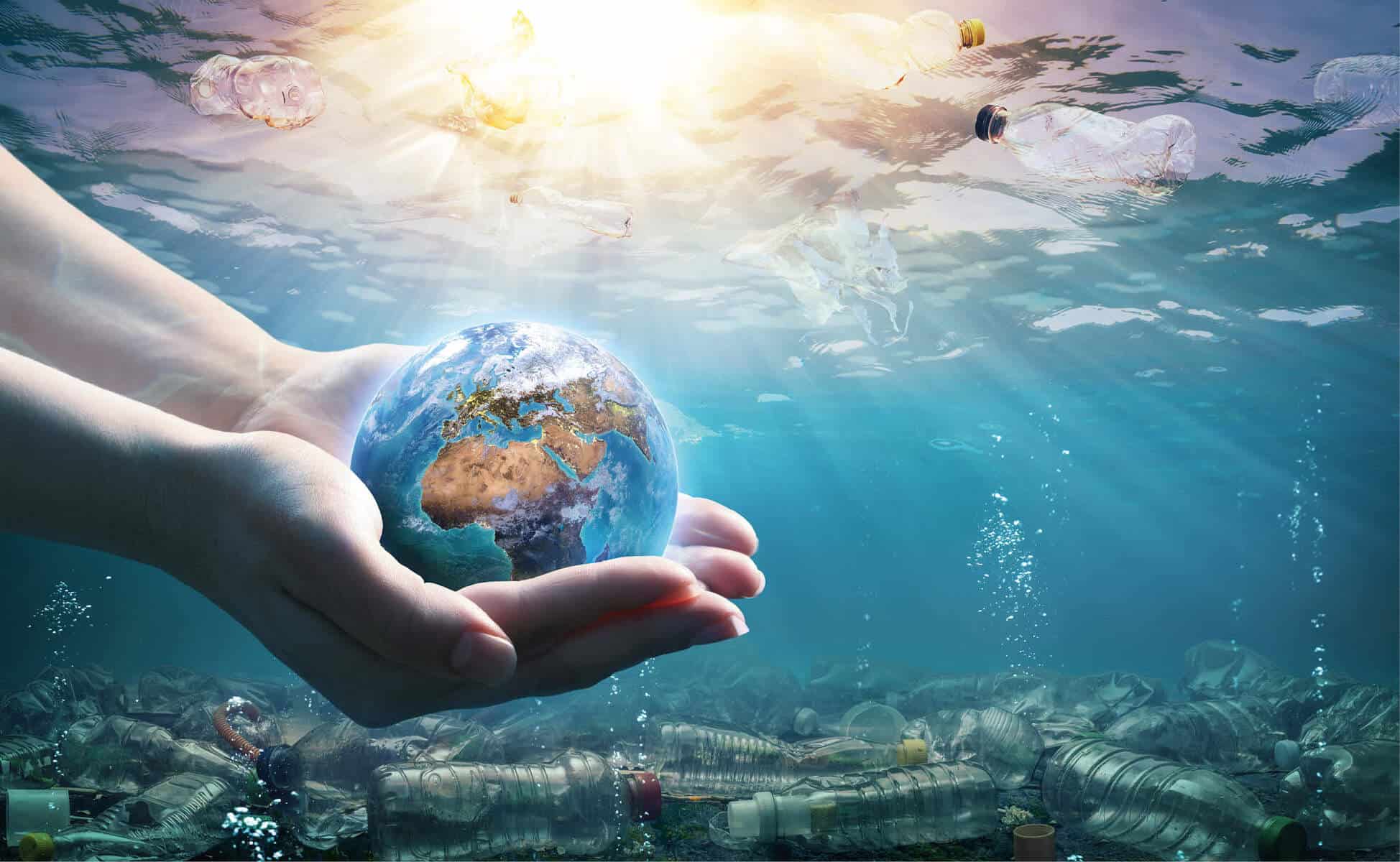 Weltkugel in den Händen unter Wasser
