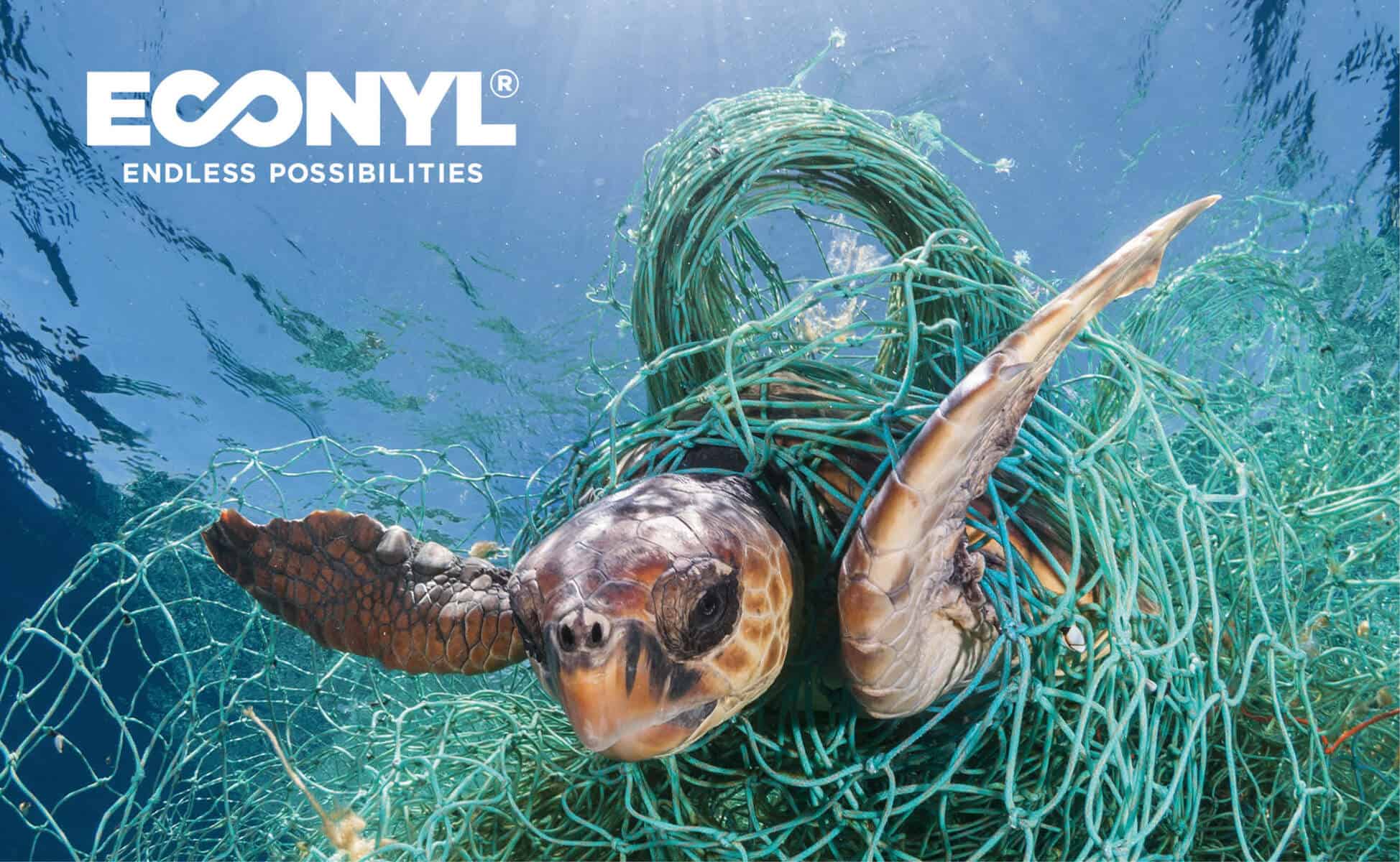 Bodenbelag aus der werkhaus Oceanica Kollektion besteht aus der Econyl-Faser. Auf dem Bild sieht man eine Schildkröte, die sich im Fischernetz verfängt.