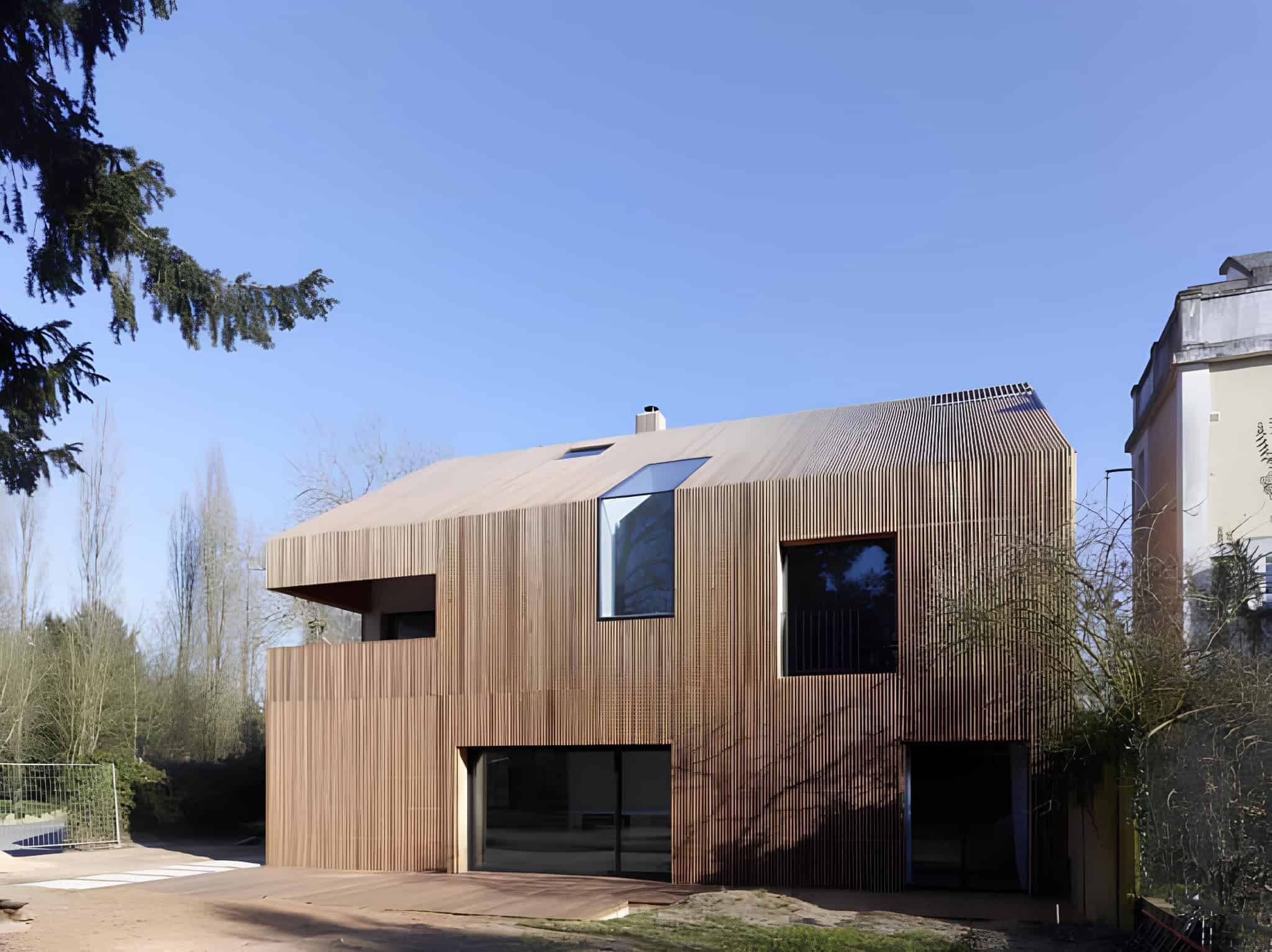 House 2G by Avenier Cornejo Architectes: A Cedar-Clad Suburban Sanctuary in Orsay
