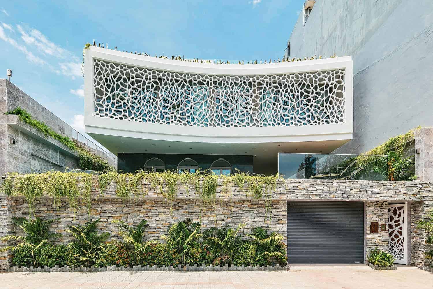 Intricate white modern balcony railing with organic lattice design on contemporary house facade.