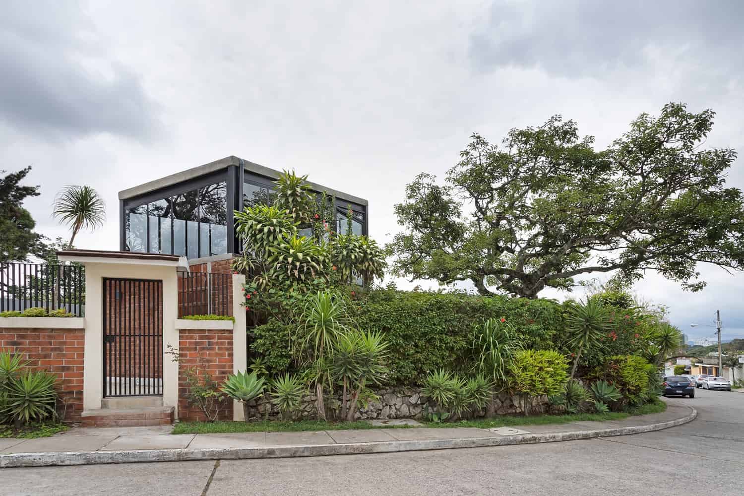 The Tiny House Quinn by Taller ACÁ in Guatemala