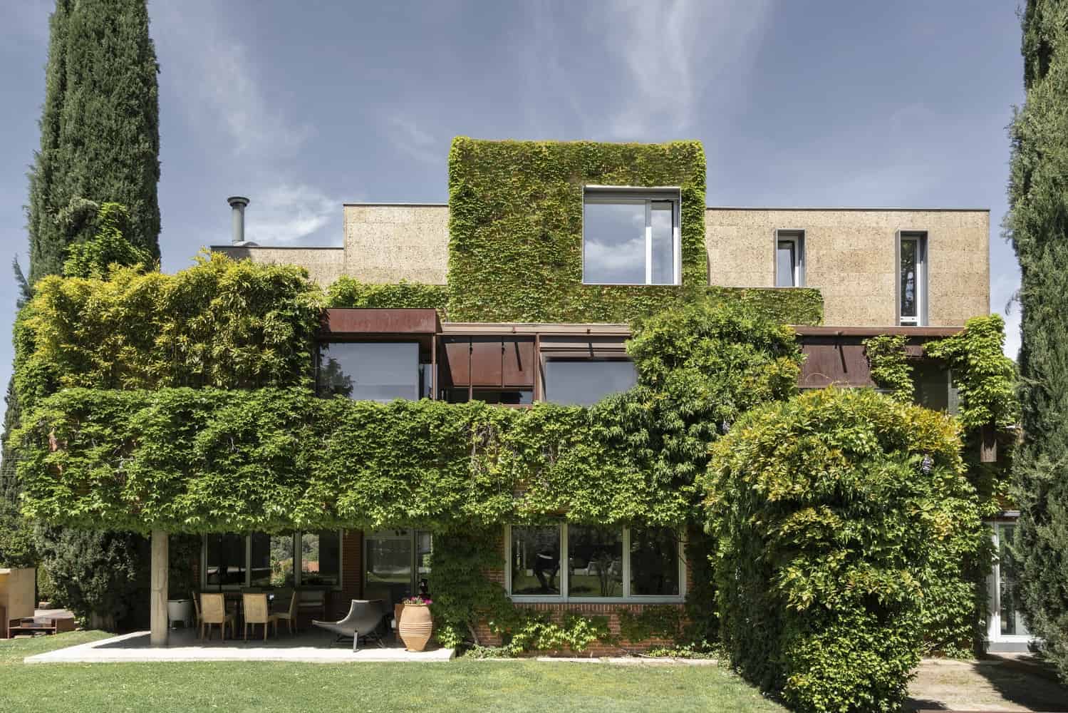 Lush green vertical garden on modern residential building showcasing innovative architecture and eco-friendly design.