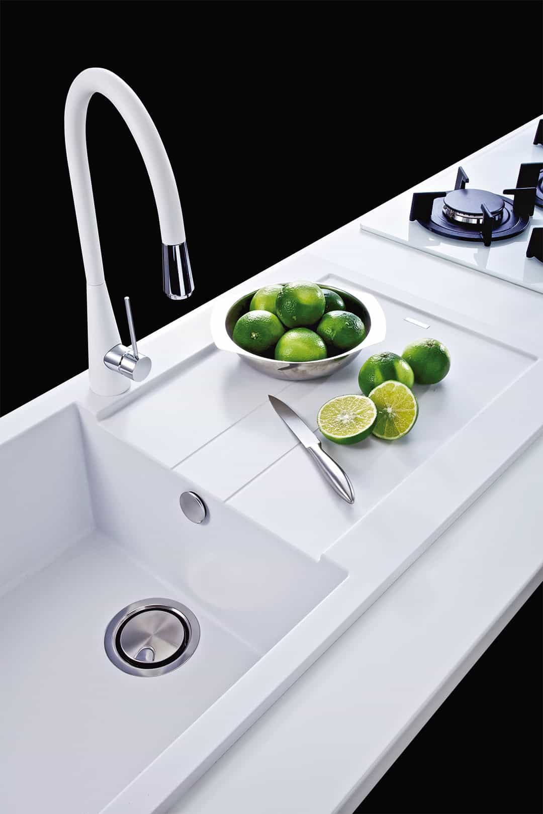Cucina moderna con lime e coltello
