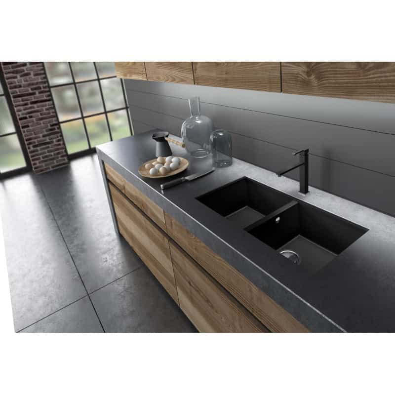 Cucina moderna con lavello e uova sul piano