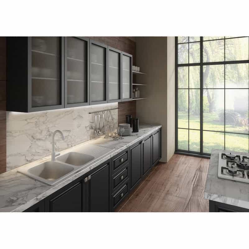 Cucina moderna con finestra e piano in marmo