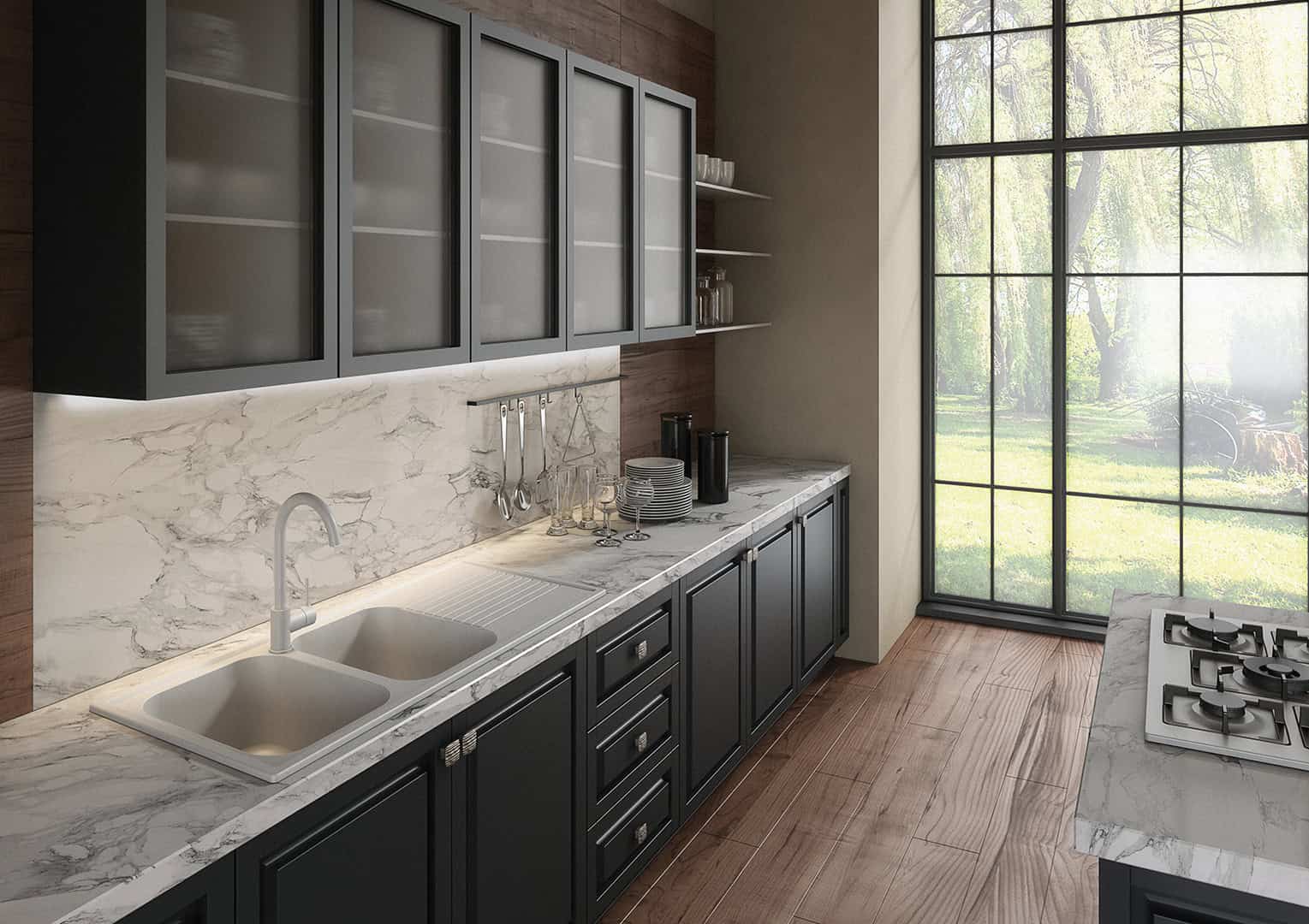 Cucina moderna con finestra e piano in marmo