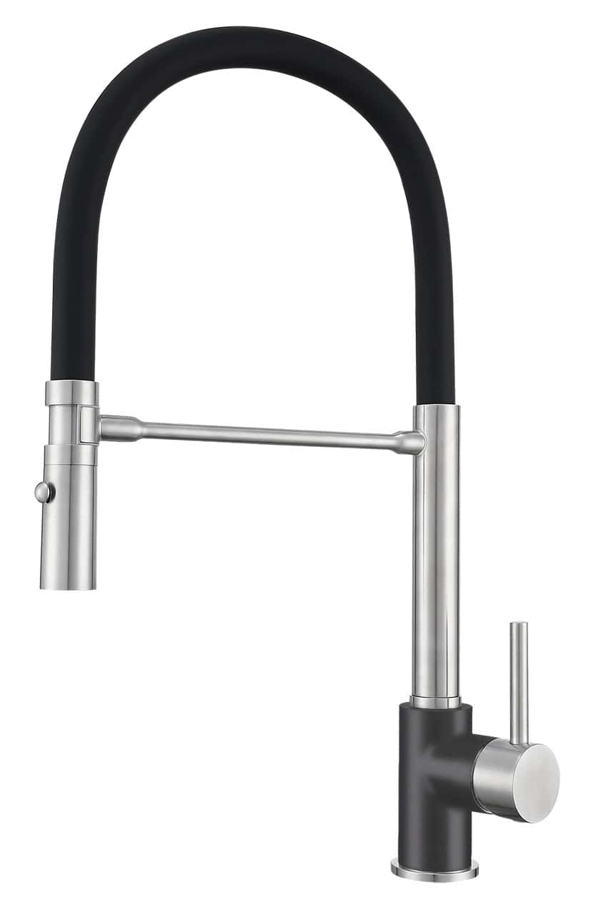 Un moderno rubinetto da cucina con bocca curva nera, maniglia monocomando e doccetta estraibile, progettato per completare l'eleganza di qualsiasi lavello SHOWERMID - Miscelatore Plados.