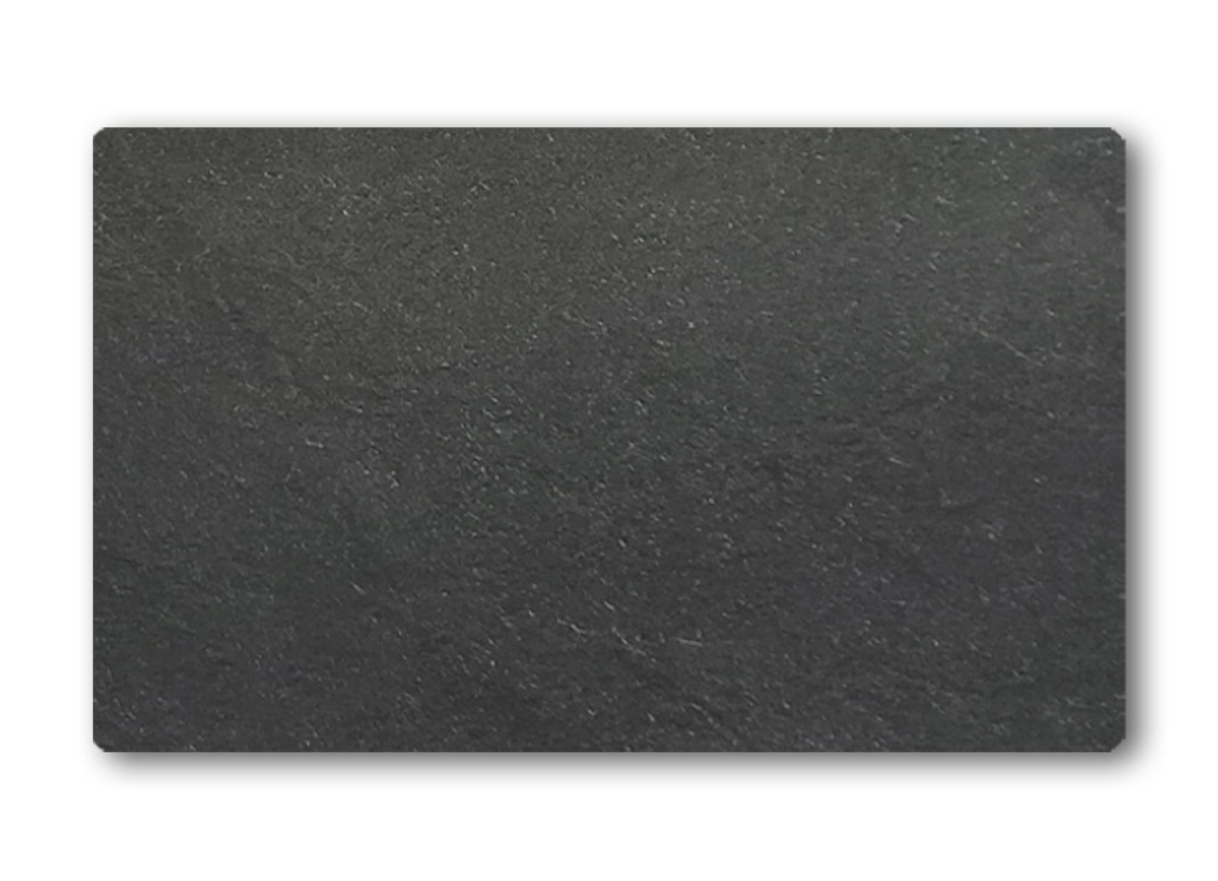 Un pezzo rettangolare di ardesia nera dalla texture ruvida, su un fondo bianco a tinta unita, che mette in risalto la naturale eleganza del design COPHPLON - COPRIVASCA IN HPL.