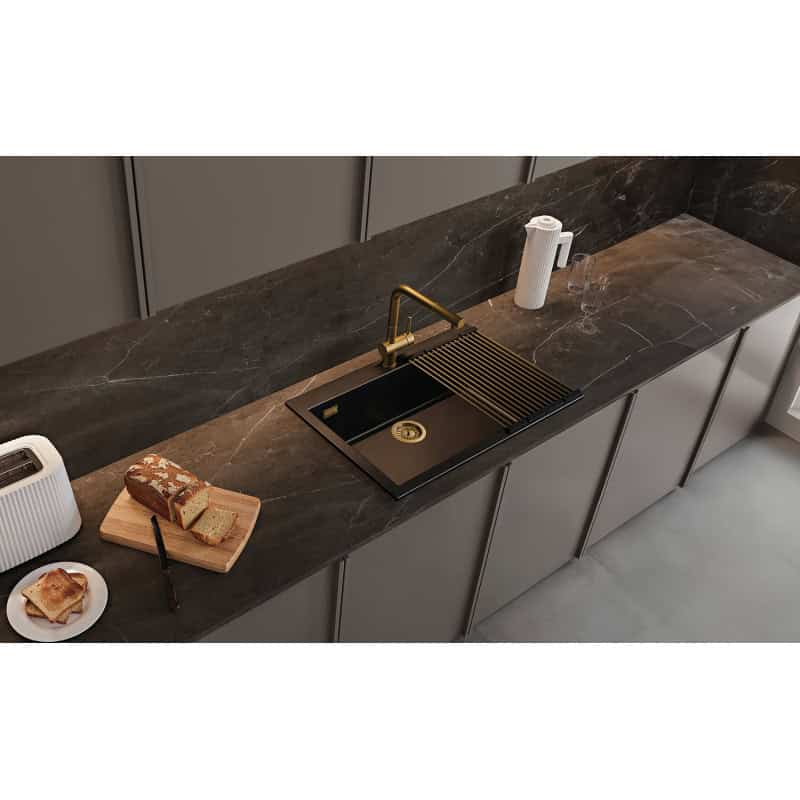 Cucina moderna con lavello e piano in marmo