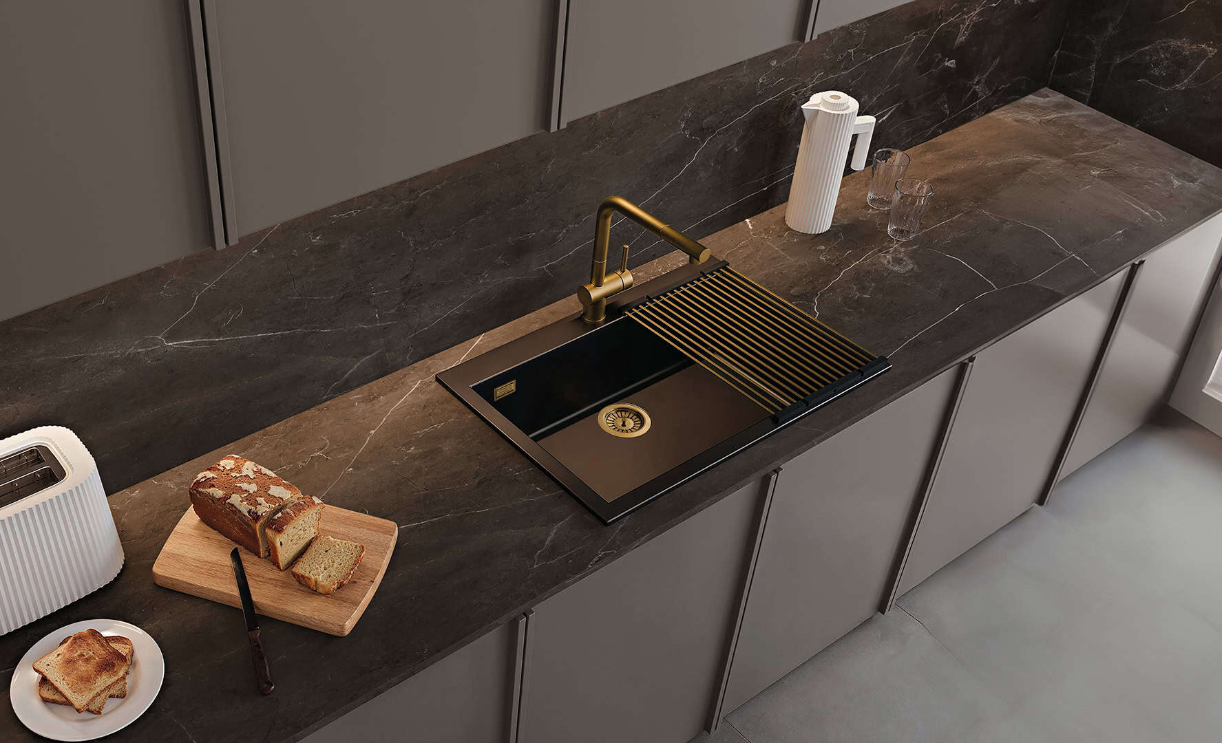 Cucina moderna con lavello e piano in marmo