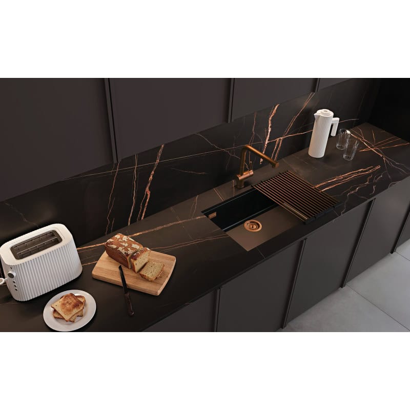 Cucina moderna con tostapane e pane su tagliere.