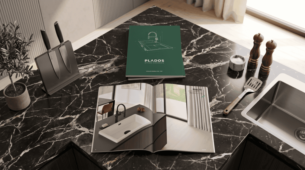 Un piano di lavoro in marmo con un set di coltelli, un catalogo aperto sul lavello, un catalogo chiuso di colore verde, una saliera e una pepiera, una spatola e un lavello in acciaio inossidabile.