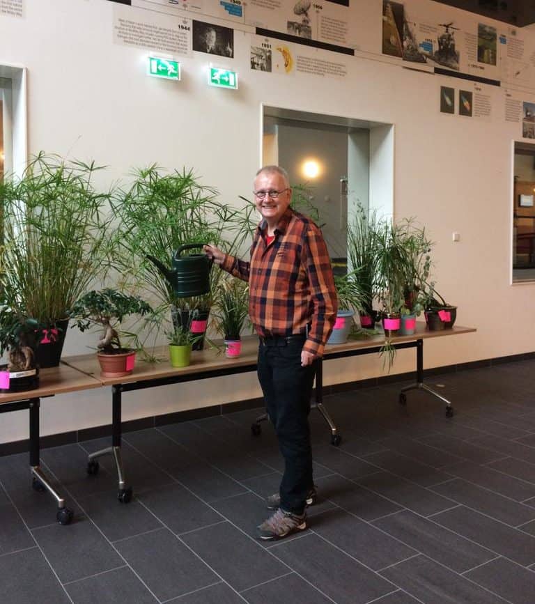 Henk Vonk bij de planten