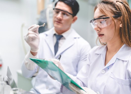 stock image man and woman working in laboratory