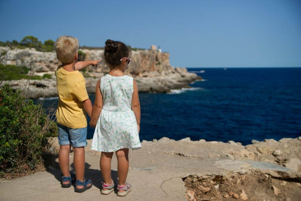 kids overlooking beach