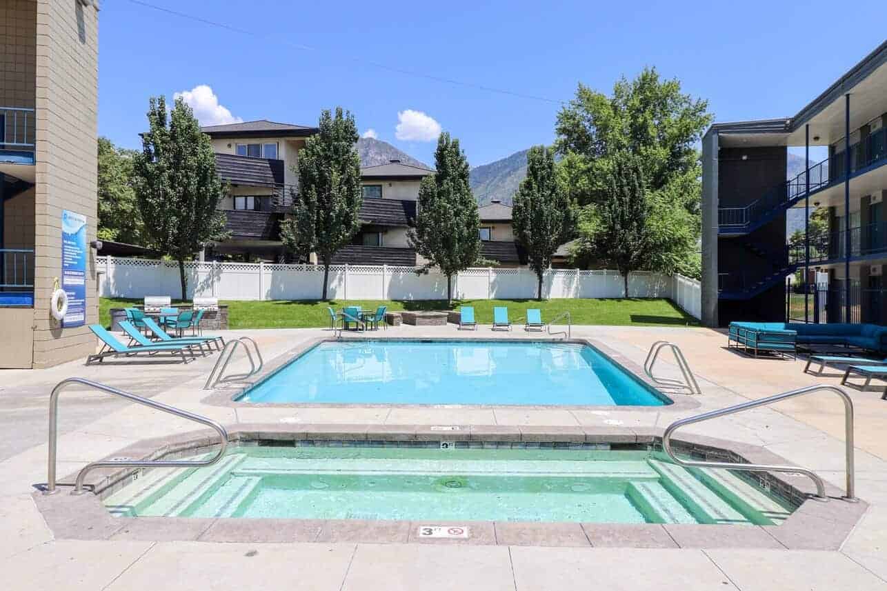 hot tub and pool in courtyard