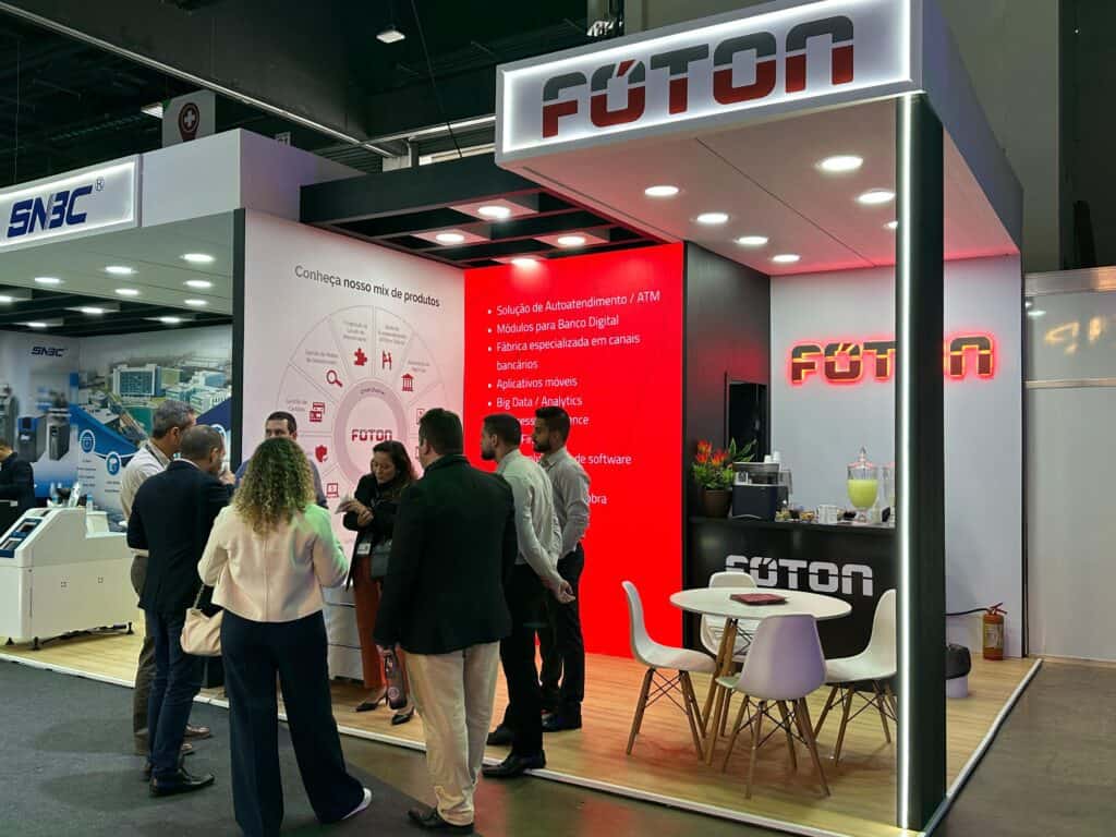 Stand da Fóton na Febraban Tech 2025 destacando inovação e segurança financeira.