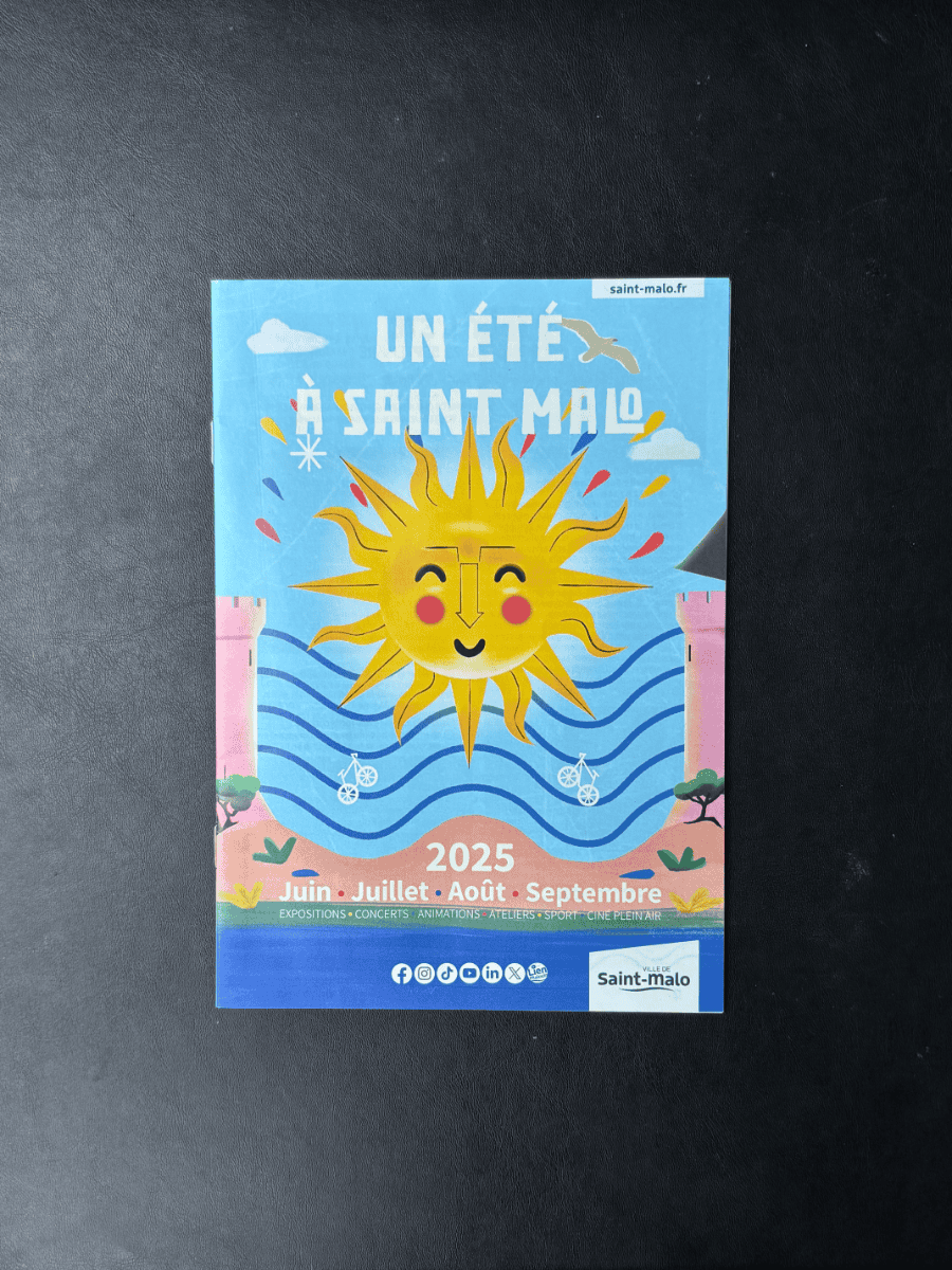 artiste sur scene avec une affiche grand format dans le fond du logo stereo africa festival dakar