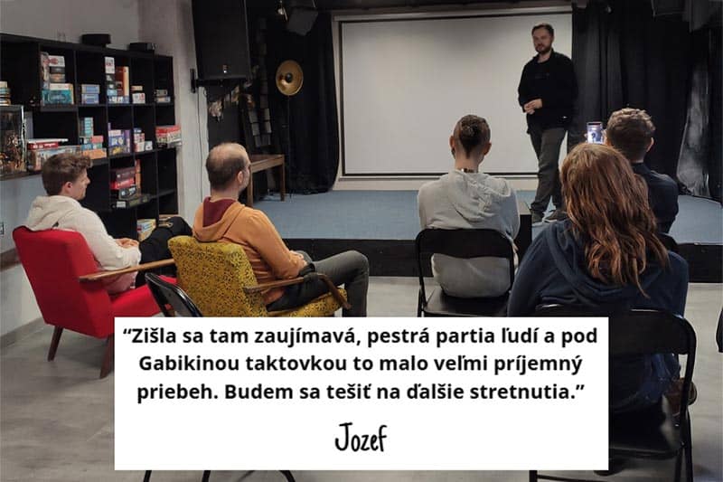 Obrázok z kultúrno-komunitného priestoru Hory Doly v Liptovskom Mikuláši zobrazuje skupinu ľudí zúčastňujúcich sa podujatia DIvadelný Klub. V pozadí sa nachádza prednášajúci a pred ním sedia účastníci, ktorí sa zaujímajú o diskusiu v priateľskej atmosfére.