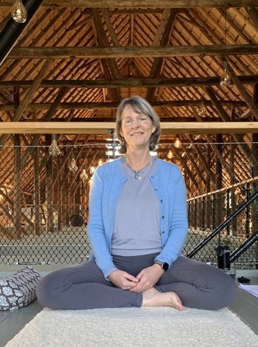 Foto van Sanne op de yogamat