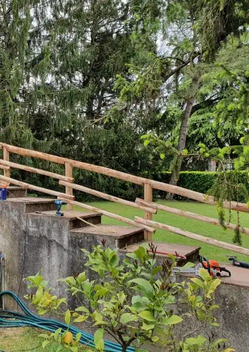 recinzione staccionata in legno di castagno con mezzi pali onlywood