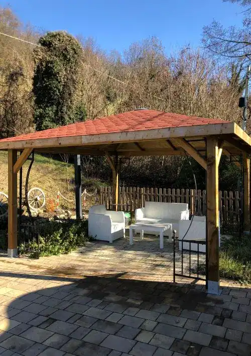 gazebo in legno massello con tetto robusto onlywood