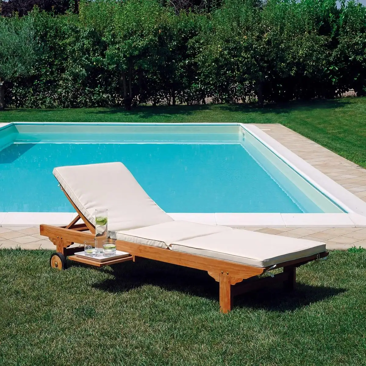 lettino-da-giardino-in-teak-con-ruote-e-tavolino-estraibile-carloforte Lettino CARLOFORTE in teak con tavolino estraibile e ruote - immagine 1