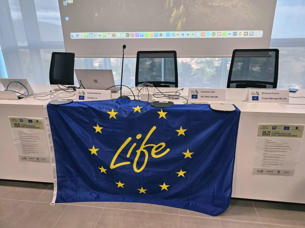 Tavolo conferenza con bandiera progetto europeo Life.