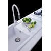 Cucina elegante con lime freschi e coltello.
