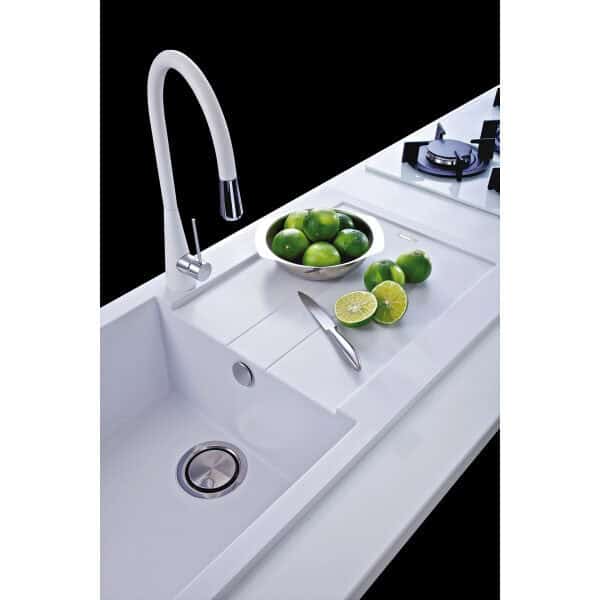Cucina elegante con lime freschi e coltello.