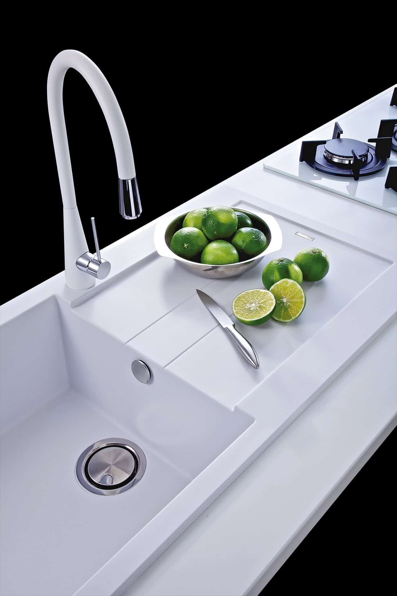 Cucina elegante con lime freschi e coltello.