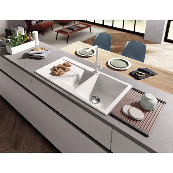 Cocina moderna con fregadero y encimeras