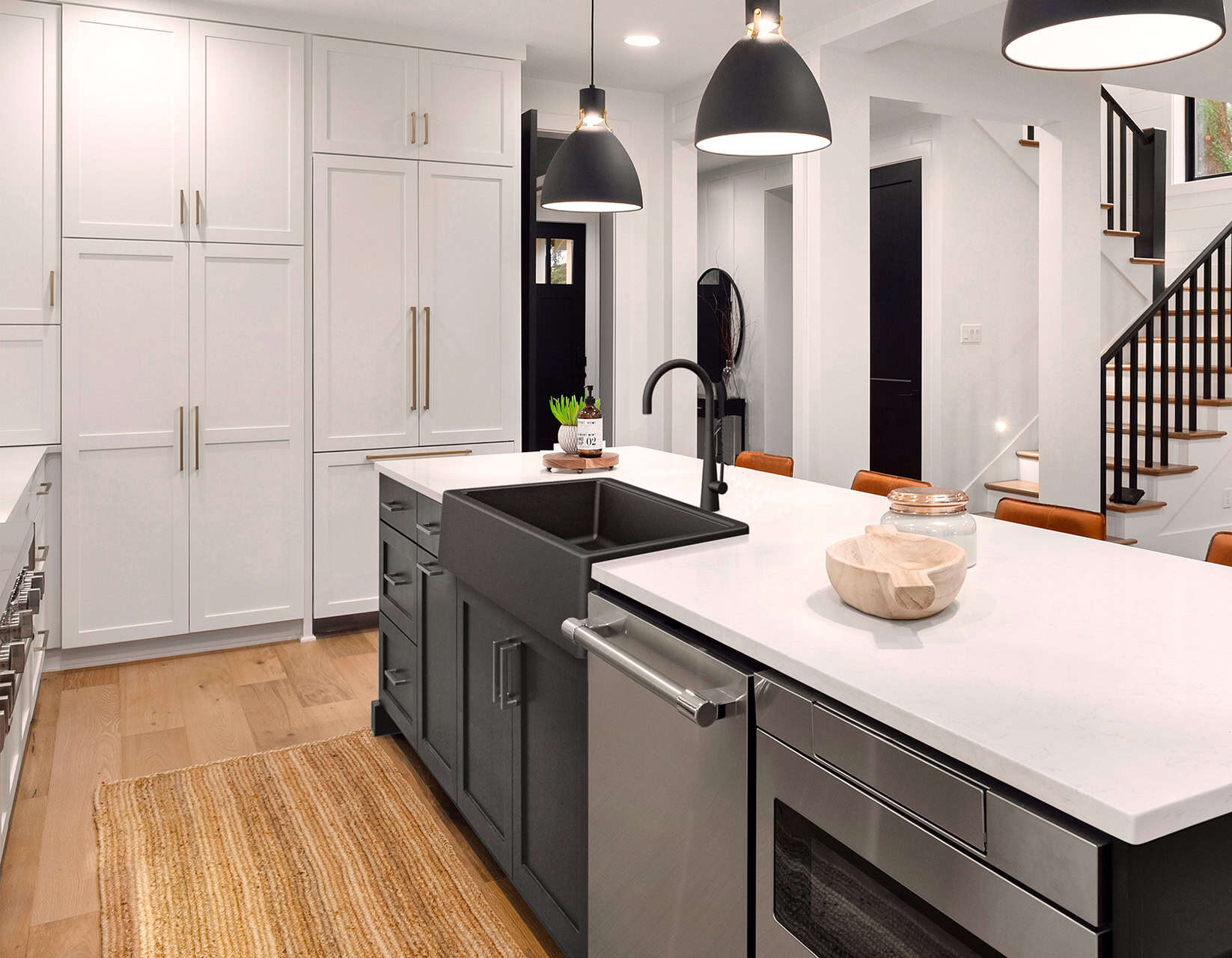 Cucina moderna con isola e luci pendenti