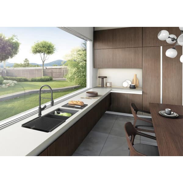 Moderna cocina con ventana y vistas al jardín