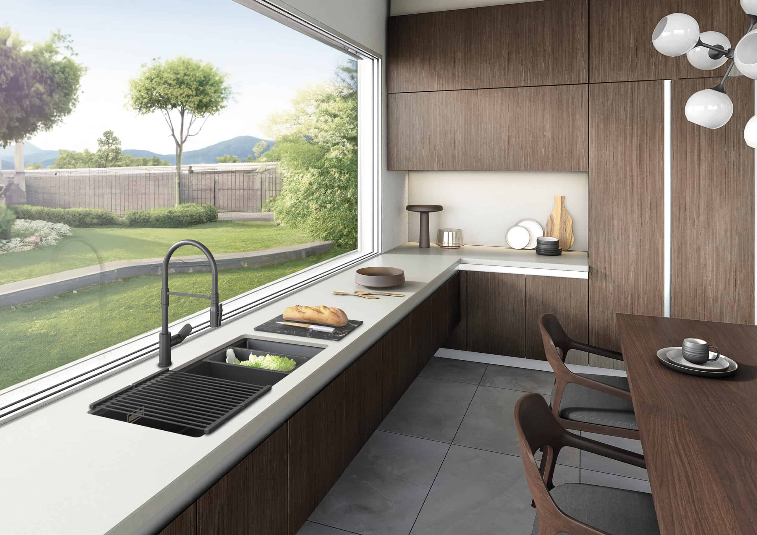 Moderna cocina con ventana y vistas al jardín