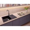 Cucina moderna con lavello e piatti decorativi
