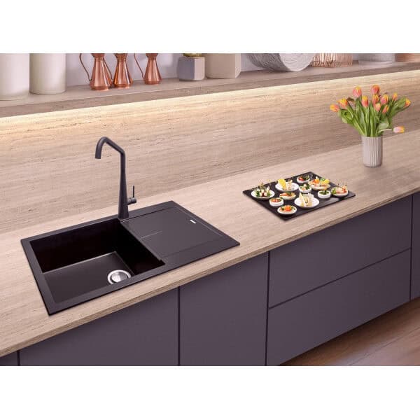 Cucina moderna con lavello e piatti decorativi