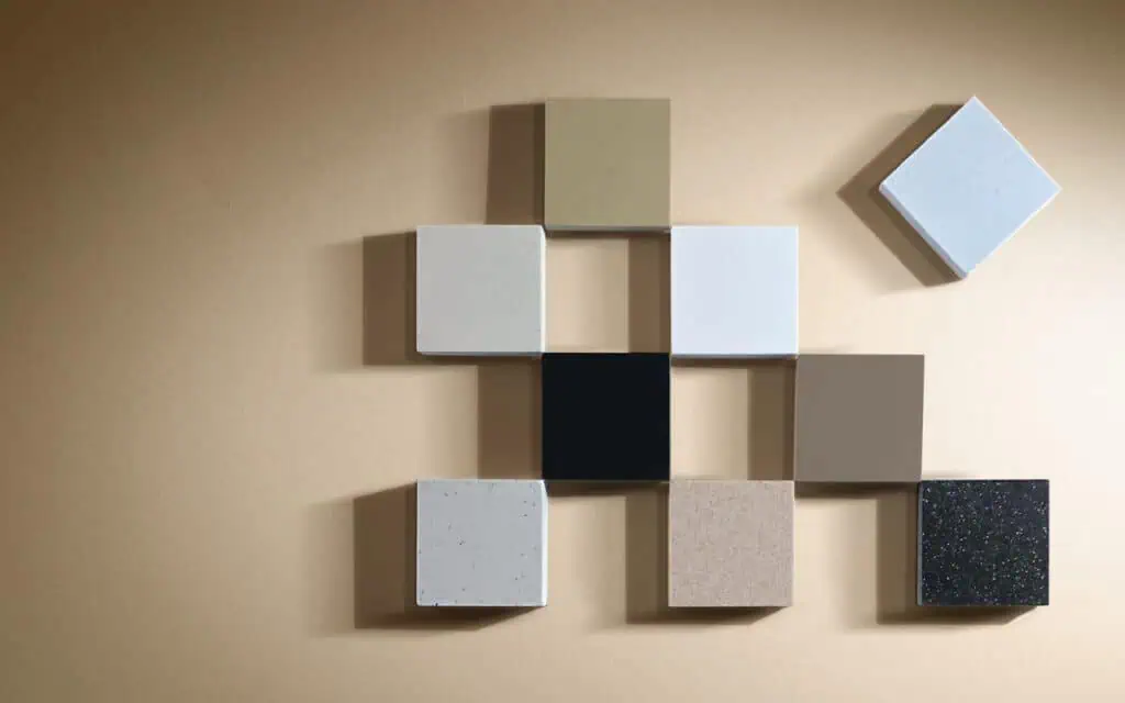 米色背景上的方形块,几何排列。.