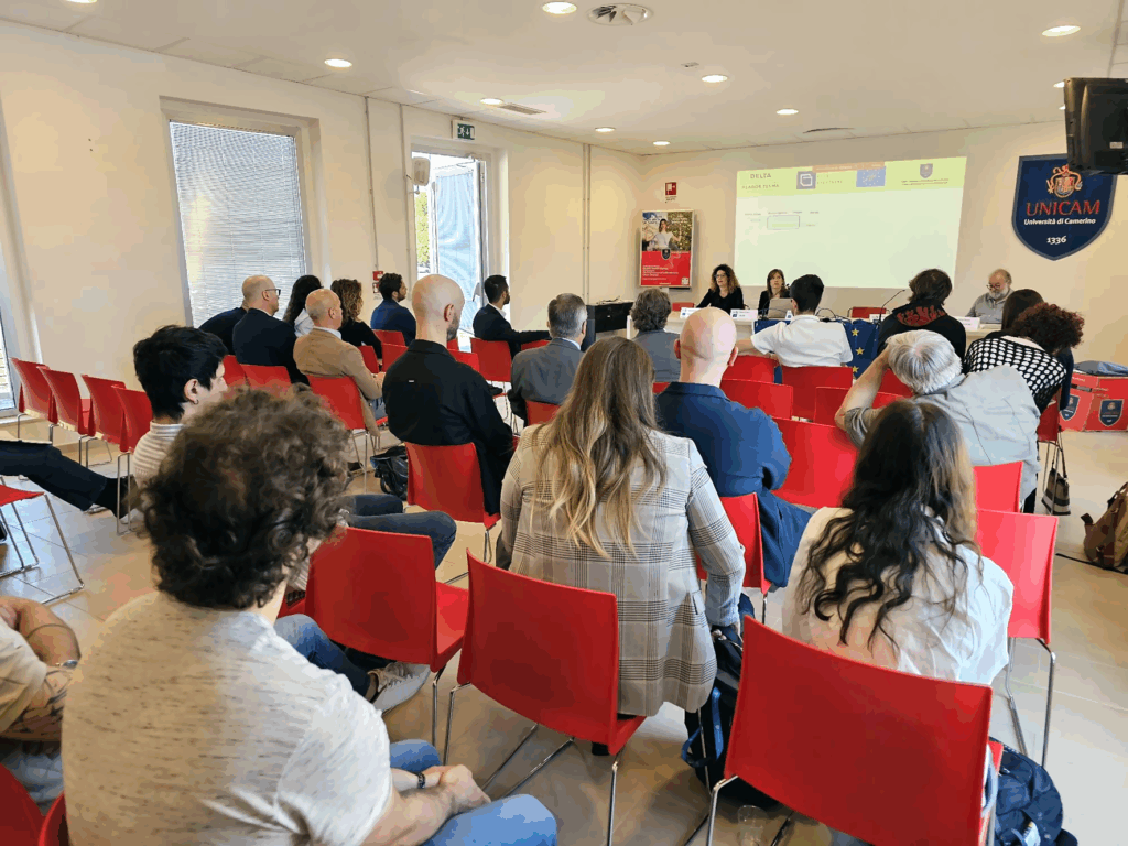 Conferenza in aula con partecipanti seduti